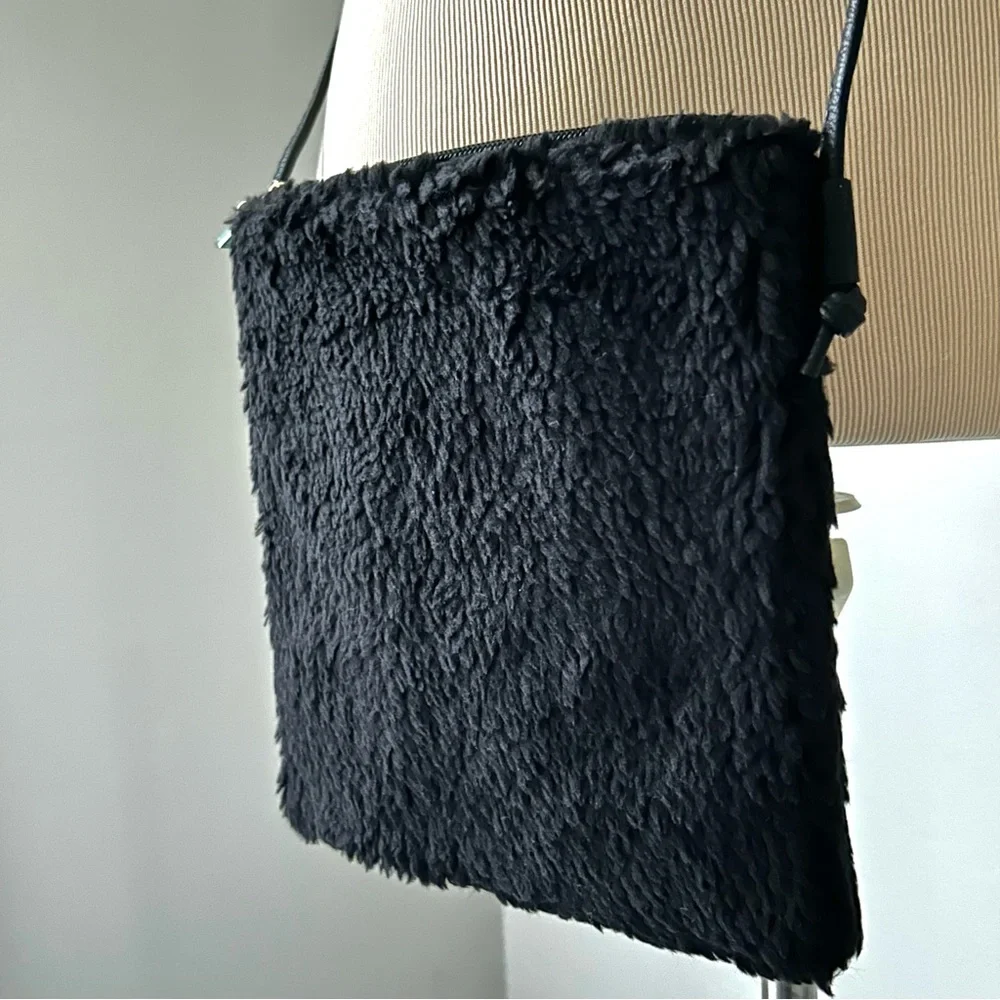 🌸NWT Cute Cozy Small Black Sherpa Crossbody - Picture 2 of 4